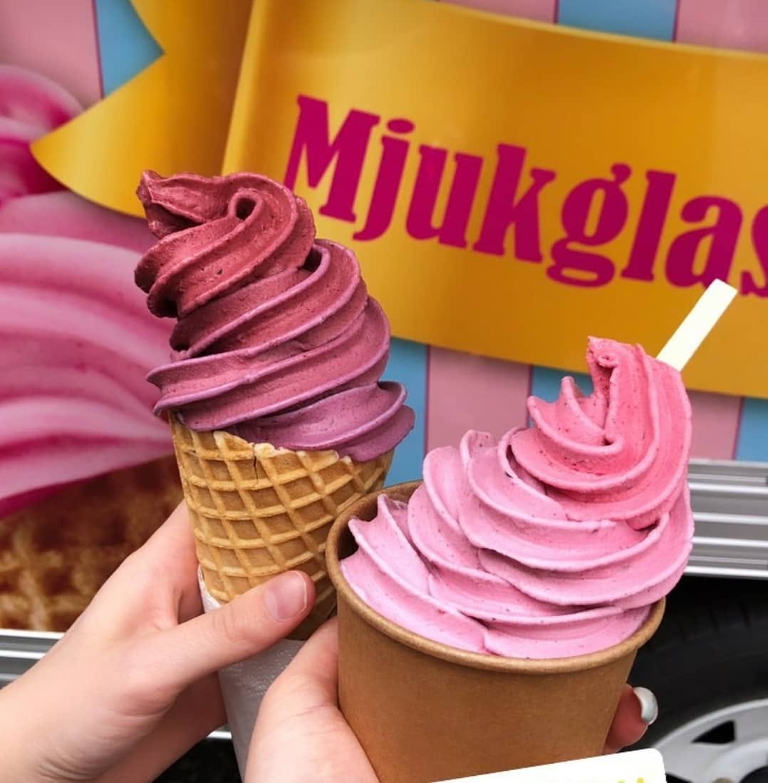 Vi tillsätter färska bär eller frukt